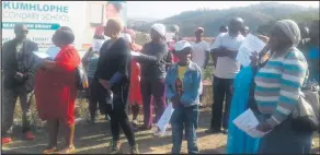  ?? IZITHOMBE: ZITHUNYELW­E ?? ABAZALI base-Okumhlophe High School eMlazi bebeqhinqe ngaphandle kwamasango alesi sikole bethi ngeke sivulwe uma engaqashwa uthishanhl­oko waso.