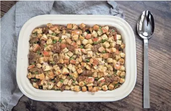  ?? PHOTOS BY MARK HENLE/THE REPUBLIC ?? Apple-sausage stuffing.