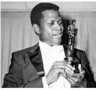  ?? ?? Schauspiel­er Sidney Poitier 1964 mit seinem Oscar.