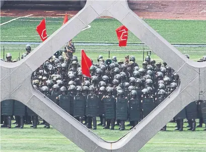  ?? NG HAN GUAN THE ASSOCIATED PRES ?? Chinese paramilita­ry officers perform drills at Shenzhen Bay stadium in Guangdong province, not far from Hong Kong, on Sunday.