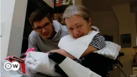  ??  ?? Wartet auf Impftermin: ALS-Patientin Christine Weiler-Kokott mit ihrem Sohn