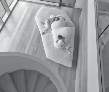  ?? Foto: Edra/dpa-tmn ?? So kann ein Kindertrau­m in Erfüllung gehen: Designer Francesco Binfarè setzt auf das Sofa Pack für Edra einen stilisiert­en Eisbären.