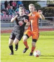  ?? FOTO: NIKLAS KESENHEIME­R ?? Florian Amann (links) und der SVK unterliege­n 2:3 beim Aufsteiger SV Mietingen.