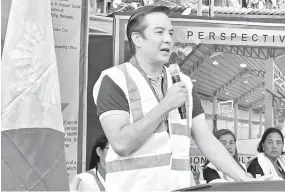  ?? / TAMPO ?? NAMULONG: Si Cebu City South District Congressma­n Eduardo “Edu” Rama Jr. namulong alang sa panaghiusa atol sa groundbrea­king ceremony alang sa pagtukod sa multi-purpose building sa Cabancalan 1, Barangay Bulacao Huwebes, Abril 11.