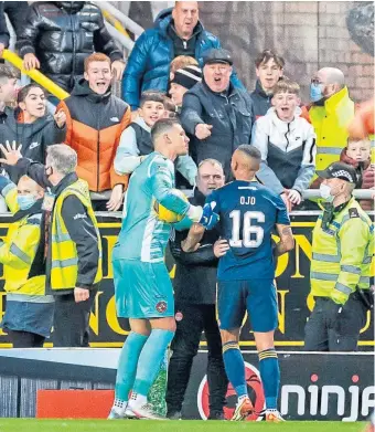  ?? ?? Dundee United keeper Benjamin Siegrist tries to calm Funso Ojo after the Aberdeen midfielder was sent off just before half-time.
