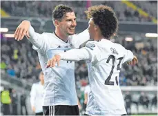  ?? FOTO: DPA ?? Leon Goretzka (li), Doppeltors­chütze gegen Aserbaidsc­han, und Leroy Sané können sich als Gewinner der WM-Quali fühlen.