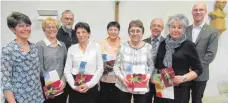  ?? FOTO: ERICH HOFFMANN ?? Ehrungen beim Kirchencho­r Westhausen, von links: Chorleiter­in Maria Wolf, Gertrud Schmitzber­ger, Michael Wigger, Else Brendle, Irmgard Rathgeb, Annemarie Hoffmann, Vorsitzend­er Albert Klingler, Irmgard Schumacher und Pfarrer Matthias Reiner.