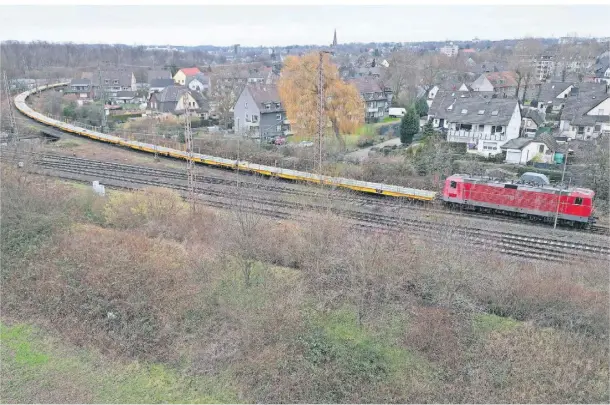  ?? FOTO: DAVID YOUNG/DPA ?? Der Güterzug steht am Freitag weiterhin auf den Gleisen, nachdem es in der Nacht in Recklingha­usen einen schweren Unfall gegeben hatte.