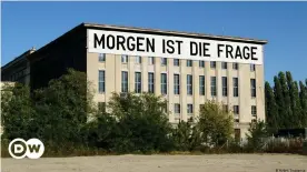  ??  ?? Berghain, uno de los clubes más famosos de Alemania, convertido en galería durante la pandemia