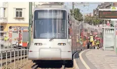  ?? FOTO: PATRICK SCHÜLLER ?? Auf der Bonner Straße kam es am Samstagmit­tag an der Haltestell­e „Holthausen“zu einem schweren Unfall mit einer Straßenbah­n.