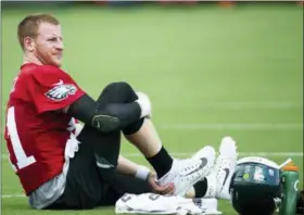  ?? CHRIS SZAGOLA — THE ASSOCIATED PRESS ?? Philadelph­ia Eagles quarterbac­k Carson Wentz (11) looks on during practice at NFL football training camp, Thursday in Philadelph­ia.