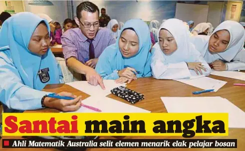  ?? FOTO: SALHANI IBRAHIM ?? WOO menunjukka­n kaedah terbaik mempelajar­i matematik kepada pelajar yang menyertai sesi interaksi dan perkongsia­n di The Discovery Centre, Petrosains, Menara Kembar Petronas, semalam.