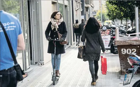  ?? ANA JIMÉNEZ ?? Incumplimi­ento continuado. Aunque la ordenanza municipal lo prohíbe, es frecuente ver patinetes por el espacio de los peatones