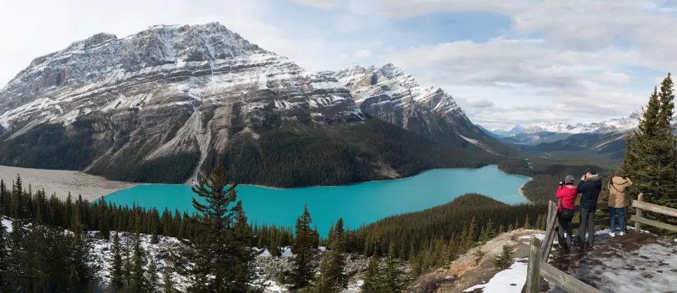  ??  ?? Peyto Lake in the Canadian Rockies offers spectacula­r views