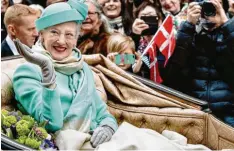  ?? Foto: Bax Lindhardt, dpa ?? An ihrem halbrunden Geburtstag vor fünf Jahren fuhr Margrethe II. in der Kutsche durch Kopenhagen.