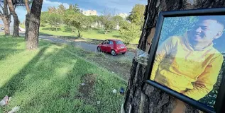  ?? (foto Giuliano Benvegnù) ?? Uno dei tanti altarini su via di Tor Bella Monaca di vittime della strada