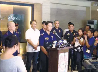  ?? (PNA FOTO) ?? FOOT PATROL. The new chief of the 155,000-strong Philippine National Police Police Director Ricardo Marquez (center) meets the press shortly after Local Government Secretary Manuel Roxas II announced his appointmen­t replacing officer-in-charge Deputy...