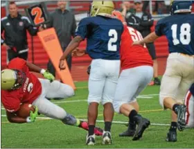  ?? SAM STEWART — DIGITAL FIRST MEDIA ?? Team Freedom’s Kori Smith (Upper Merion) dives into the end zone for the team’s first score.