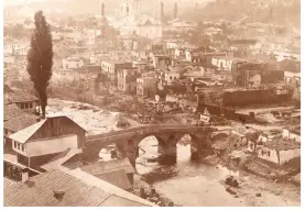  ?? ?? Na fotografij­i iz 1879. vidi se peti luk na desnoj obali, kao i tarih na sredini mosta.