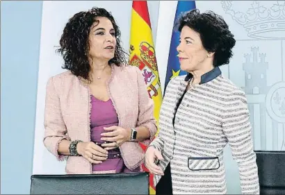  ?? EMILIA GUTIÉRREZ ?? La ministra d’Hisenda, María Jesús Montero, i la portaveu del Govern, Isabel Celaá, a la Moncloa