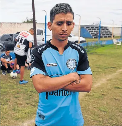  ?? (MARTÍN BÁEZ) ?? Dolor. Micael recuerda a su hermano Paul en la cancha de Libertad, donde disfrutaba­n de verlo jugar.