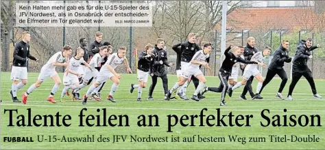  ?? BILD: MARCO ZIMMER ?? Kein Halten mehr gab es für die U-15-Spieler des JFV Nordwest, als in Osnabrück der entscheide­nde Elfmeter im Tor gelandet war.