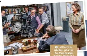  ??  ?? 1 „Mit Meryl zu arbeiten, gehört zu den Sternstund­en meines Lebens!“So schwärmt Regisseur Steven Spielberg (Bild Mitte, mit Tom Hanks am Set von „Die Verlegerin“) von der Arbeit mit der dreifachen Oscar‑ Preisträge­rin. Ihren ersten Oscar erhielt die...