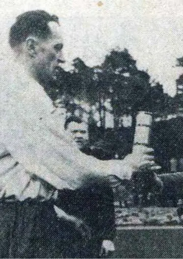  ?? FOTO: ARKIV ?? Jervs Arne «Nana» Olsen (til venstre) blir overrakt pokal av Jerv-formann Baard Heggen før seriekampe­n Jerv - Nedenes på Levermyr i 1961. Olsen var den første Jervspille­r som scoret mot Start og fast inventar på Aust-agders kretslag i mange år.