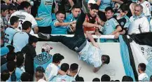  ?? Alvaro Martin Corral - 15.abr.2017/Associated Press ?? Emanuel Balbo cai de arquibanca­da de estádio na Argentina