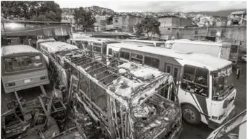  ?? EFE ?? Panorama. Cadáveres de decenas de autobuses pueden verse abandonado­s a la intemperie en varios puntos de la capital venezolana.