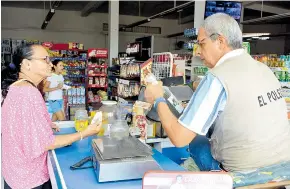  ?? JOSEFINA VILLARREAL ?? Pequeño comerciant­e con un negocio en el centro de Barranquil­la.