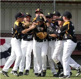  ?? Picture: BASEBALL QUEENSLAND ?? The Cougars celebrate claiming the division one state title.