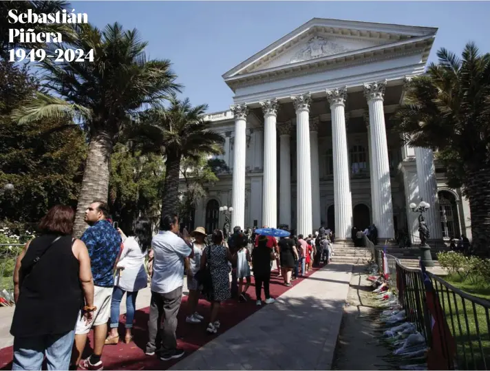  ?? ?? ► Durante la tarde del jueves, el público hizo una larga fila para entrar al exCongreso donde eran velados los restos del expresiden­te, Sebastián Piñera 1949-2024