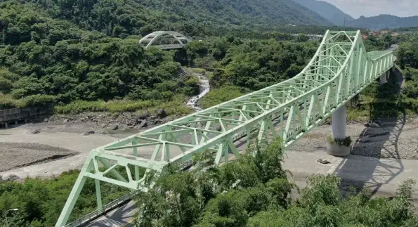  ?? ?? 高雄市新發大橋使用橋­梁耐蝕用鋼，生命週期具減碳效益。