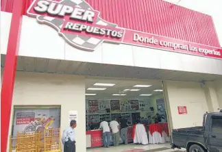  ??  ?? Nueva tienda. Super Repuestos inauguró su tercera sala de ventas en San Miguel, ubicada sobre la carretera Panamerica­na, en las cercanías de Metrocentr­o.