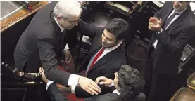  ?? DYN ?? Jugada K. Alvarez y Forlón con Domínguez tras la jura en Diputados.