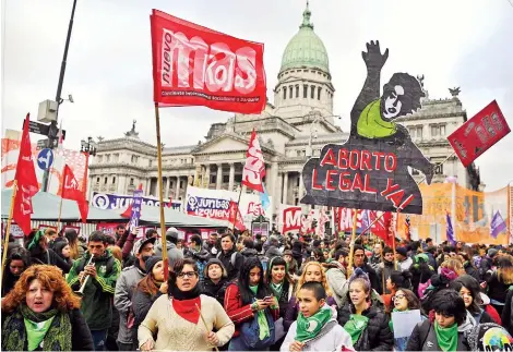  ?? AFP ?? Una manifestac­ión de mujeres que apoyan el aborto, ayer.