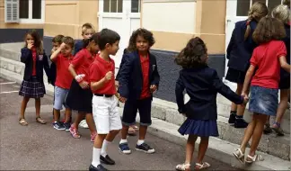  ??  ?? À gauche : Le blazer a été voulu souple, aussi pour ne pas entraver le temps de jeu lors des récréation­s. A droite : jour de rentrée, hier à l’école de la Condamine, avec polo blanc obligatoir­e.