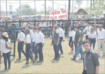  ??  ?? Libertad para Félix Urbieta reclaman los concepcion­eros; no solo al EPP, sino también a las autoridade­s nacionales, mientras el presidente Cartes camina por el predio ferial.