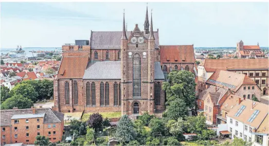  ?? ?? Die St.-Georgen-Kirche in Wismar ist Schauplatz eines „Drehtags des Grauens“anlässlich des 100. Jahrestags der Uraufführu­ng des Stummfilm-Klassikers Nosferatu.