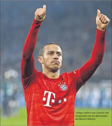  ??  ?? Thiago celebra una victoria esta temporada con los aficionado­s del Bayern Múnich.