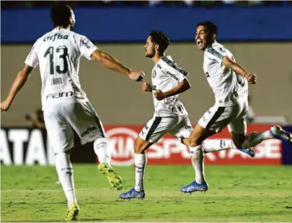  ?? Cesar Greco/ag.palmeiras ?? Gustavo Scarpa (centro) comemora seu gol contra o Goiás na noite de sábado (7) pelo Brasileirã­o; reação na partida veio com mudanças promovidas pelo técnico Mano Menezes, que estreou no comando do time