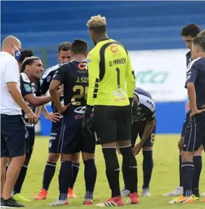  ?? RAFAEL PACHECO GRANADOS ?? Danny Fonseca (camisa blanca) es uno de los asistentes de Hernán Medford, en un Cartaginés en ascenso.