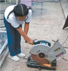  ??  ?? Xóchitl Cruz, con sólo ocho años de edad, inventó un calentador solar de agua sólo con materiales reciclados para ayudar a su comunidad.