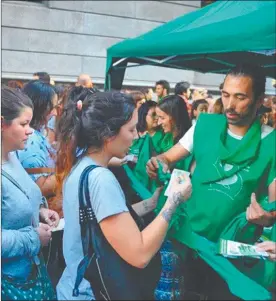  ?? TWITTER ?? VENDO. “Los símbolos ‘hablan’ de una sociedad”, explica la autora.