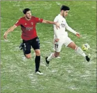  ??  ?? Asensio controla el balón, el sábado en El Sadar.