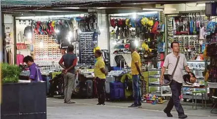  ?? PIC BY ZULFADHLI ZULKIFLI ?? Foreigners operating businesses in Bukit Bintang, Kuala Lumpur, yesterday.