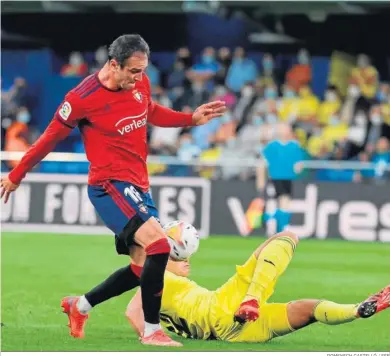  ?? DOMENECH CASTELLÓ / EFE ?? El osasunista Kike García se lleva el balón ante Mandi.