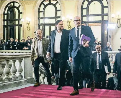  ?? CÉSAR RANGEL/ARCHIVO ?? El exconselle­r Raül Romeva junto a Oriol Junqueras entrando en el Parlament a finales de enero