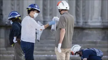  ?? (Photo AFP) ?? Hier, toute la journée, la police scientifiq­ue a fouillé les lieux pour tenter de découvrir l’origine du sinistre.